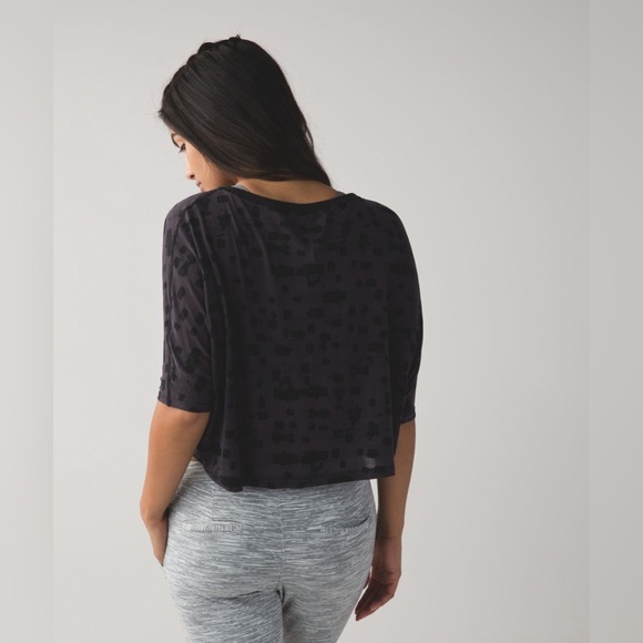 Lululemon Go Om Short Sleeve T Size 8 Mini Ghost Weave Burnout Black / Black - Picture 4 of 10